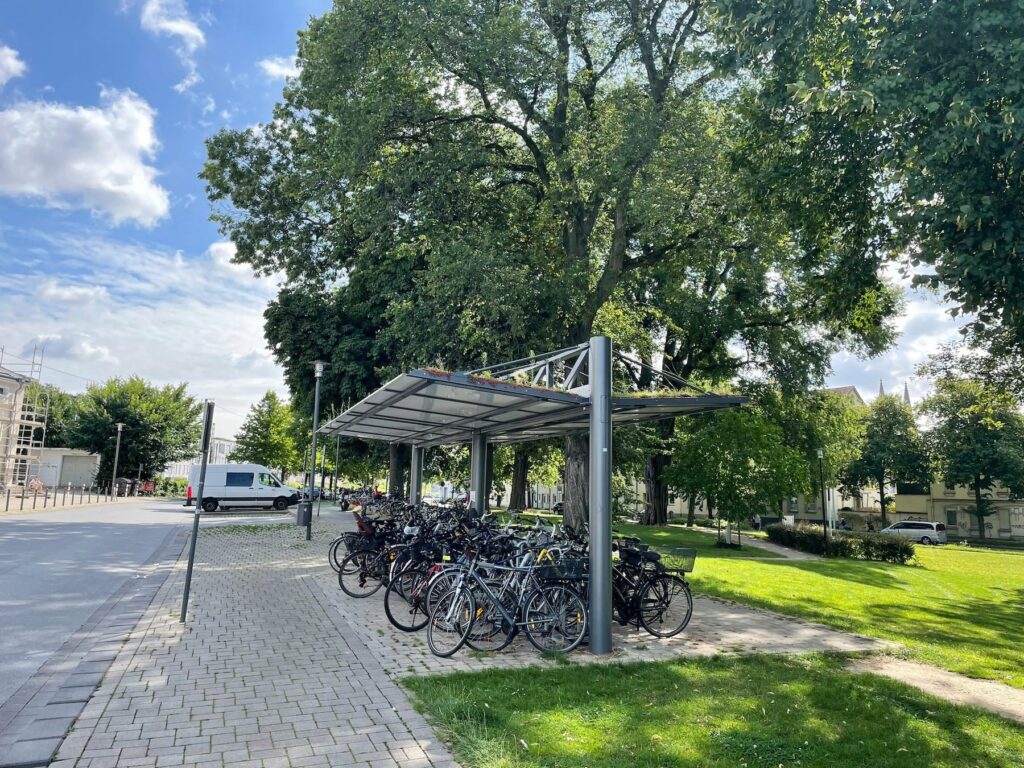 Begrünte Fahrradabstellanlagen am Bahnhof