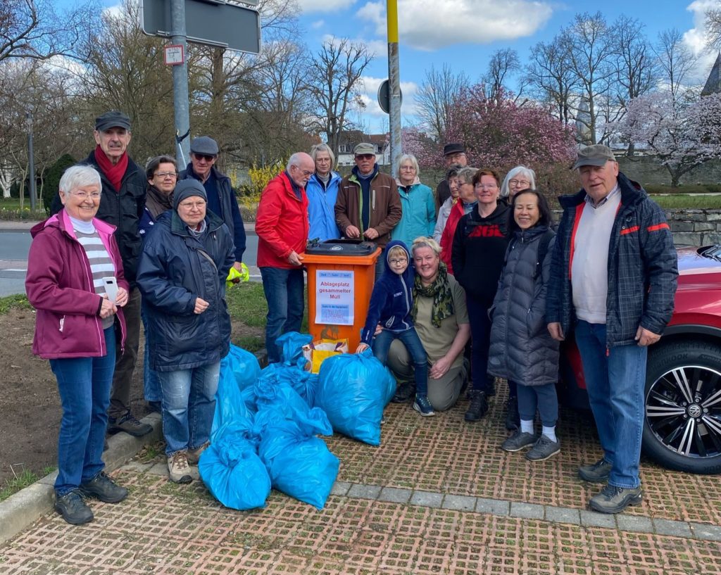 Gruppenbild vom Sauerländischen Gebirgsverein, die bei der Aktion Stark, sauber: Soest mitgemacht haben.