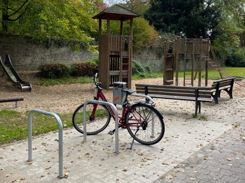 Fahrradbügel in der Soester Gräfte, im Hintergrund ist ein Spielplatz