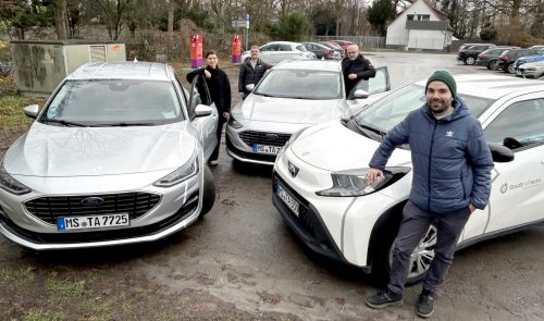 Pressefoto von drei Carsharing-Autos mit den Beteiligten der Stadtverwaltung