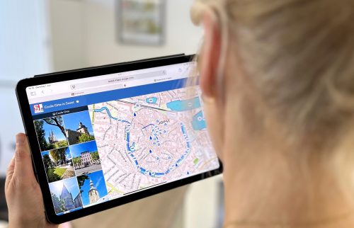 Mensch sitzt am Schreibtisch und auf dem Tablet ist die Karte der coolen (kühlen) Orten der Stadt Soest zu sehen