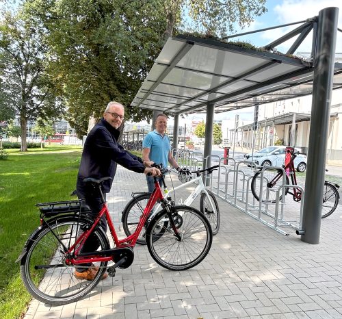 Neuer überdachter Fahrrad-Stellplatz vorm Bahnhof